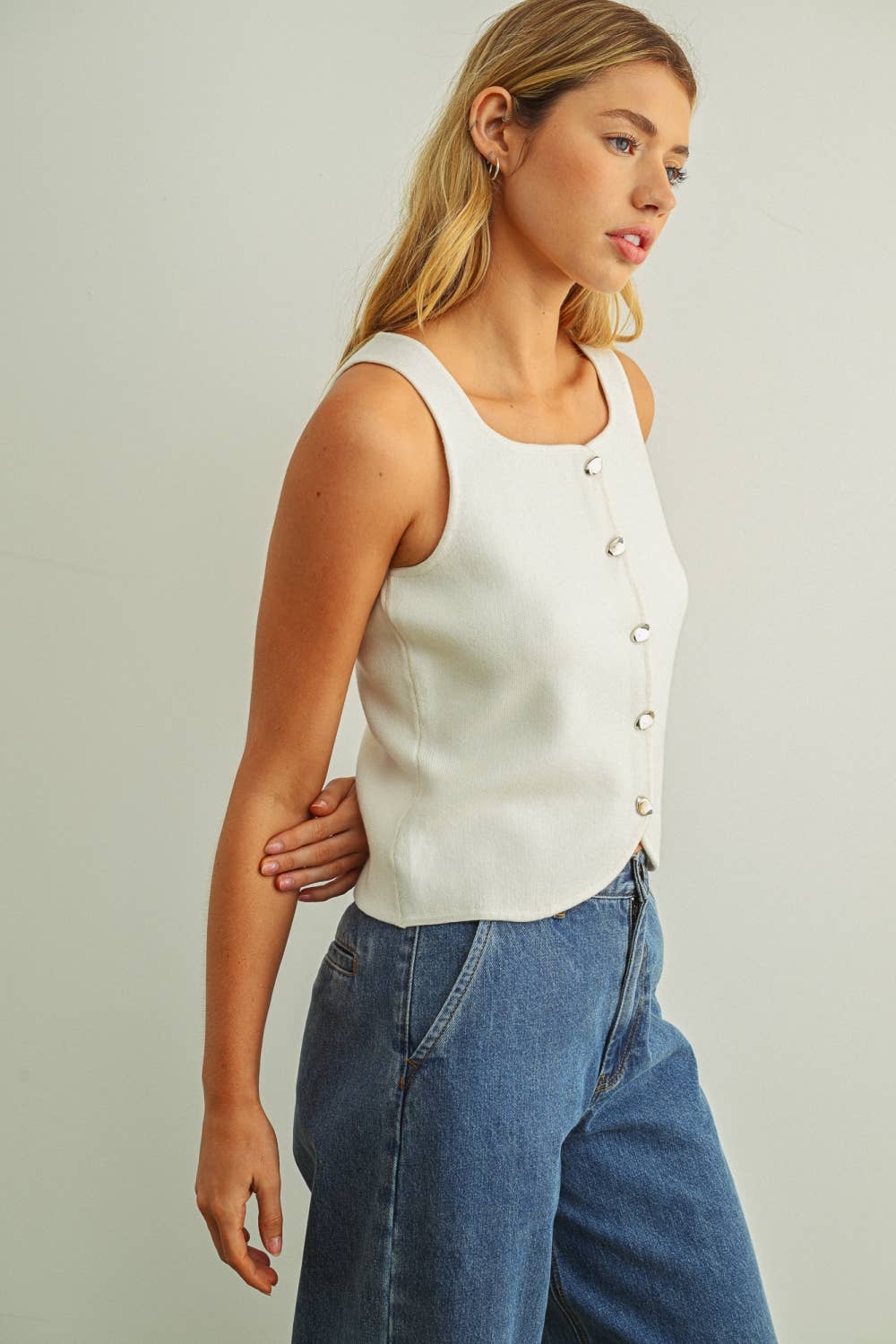 SLEEVELESS KNITTED BUTTON FRONT VEST