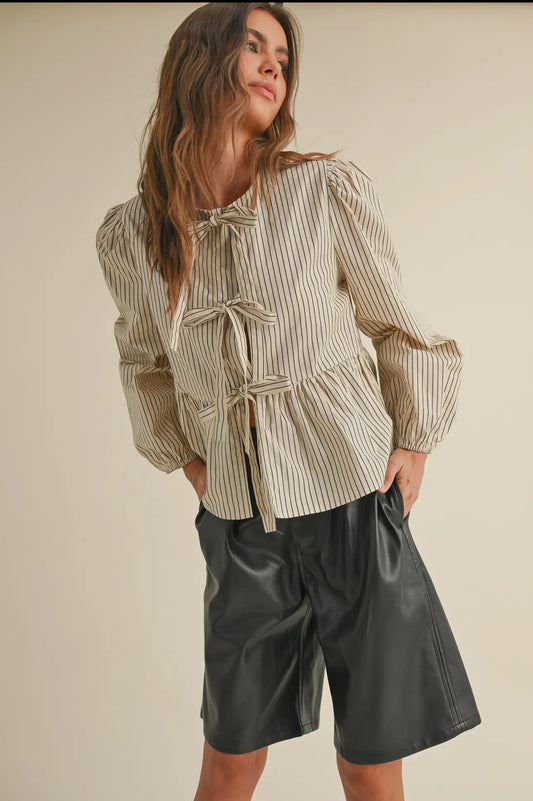 Chic bow statement top